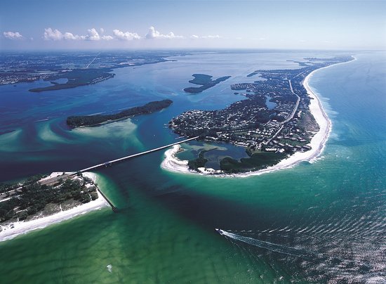 What is the population of Longboat Key, Florida?